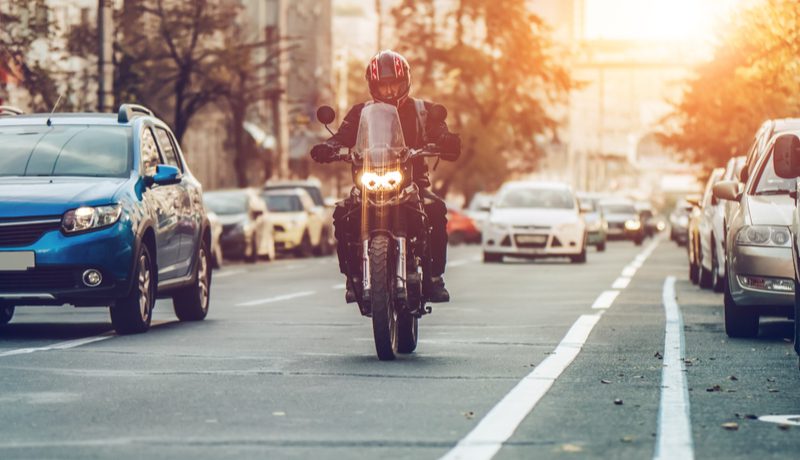 En person som kjører motorsykkel i en by